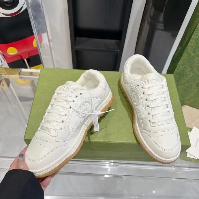 👟👟Ex-factory price 520👟👟 Women's shoes, women's clothing, men's size +10 Gucci Gucci 2023 latest hot model MAC80 sports shoes, couple style, casual, retro, old, dirty shoes, small dirty shoes, white shoes, original purchase, development, production, Gucci MAC80 new hot model series. The exquisite and compact interlocking double G logo romantically interprets the aesthetic concept of this series. Made of off-white leather, retro inspiration is cleverly integrated into the design of sports shoes, reinterpreting the brand logo. Fabric: Original custom-made imported first-layer cowhide. Lining: Original custom-made imported breathable mesh lining. Outsole: Original molded two-color T👟👟factory price U outsole. Bottom thickness: 3CM. Size: women's 35-40 / men's 39-45.